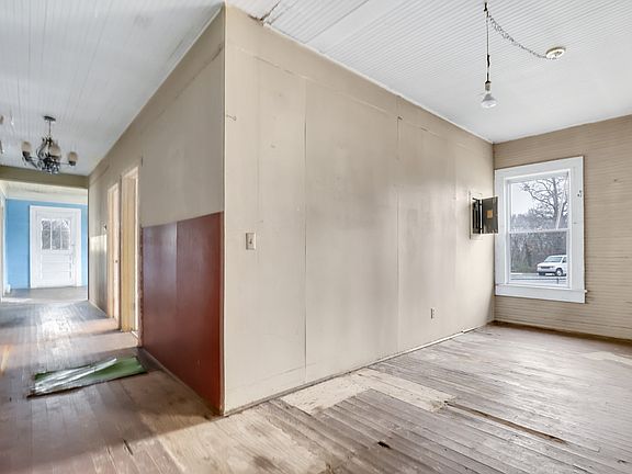 4th image of 361 Roselane St