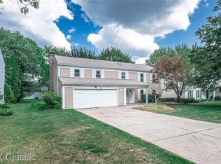 5548 Piccadilly Cir S, West Bloomfield, MI 48322