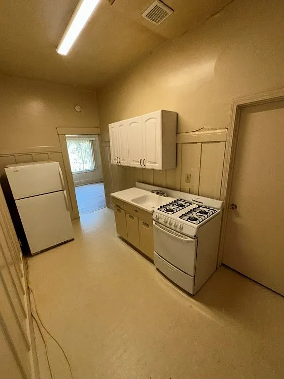 Studio, 303 sqft, $1,375 — Photo 2