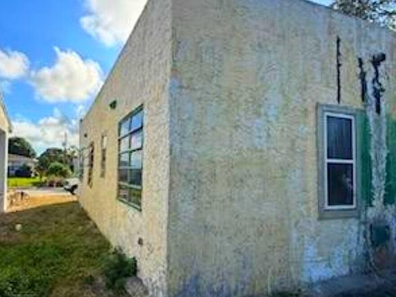 5th image of 1150 W 25th Street