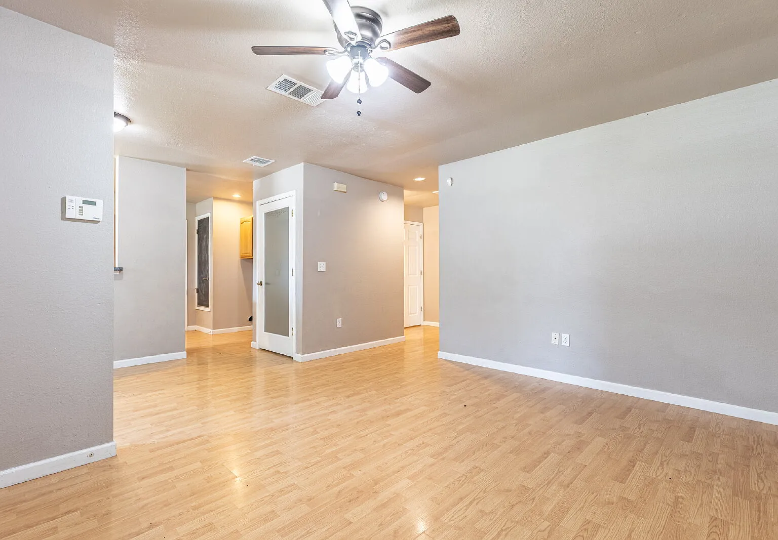 3 bed, 1.0 bath, 1060 sqft, $1,400 — Photo 4