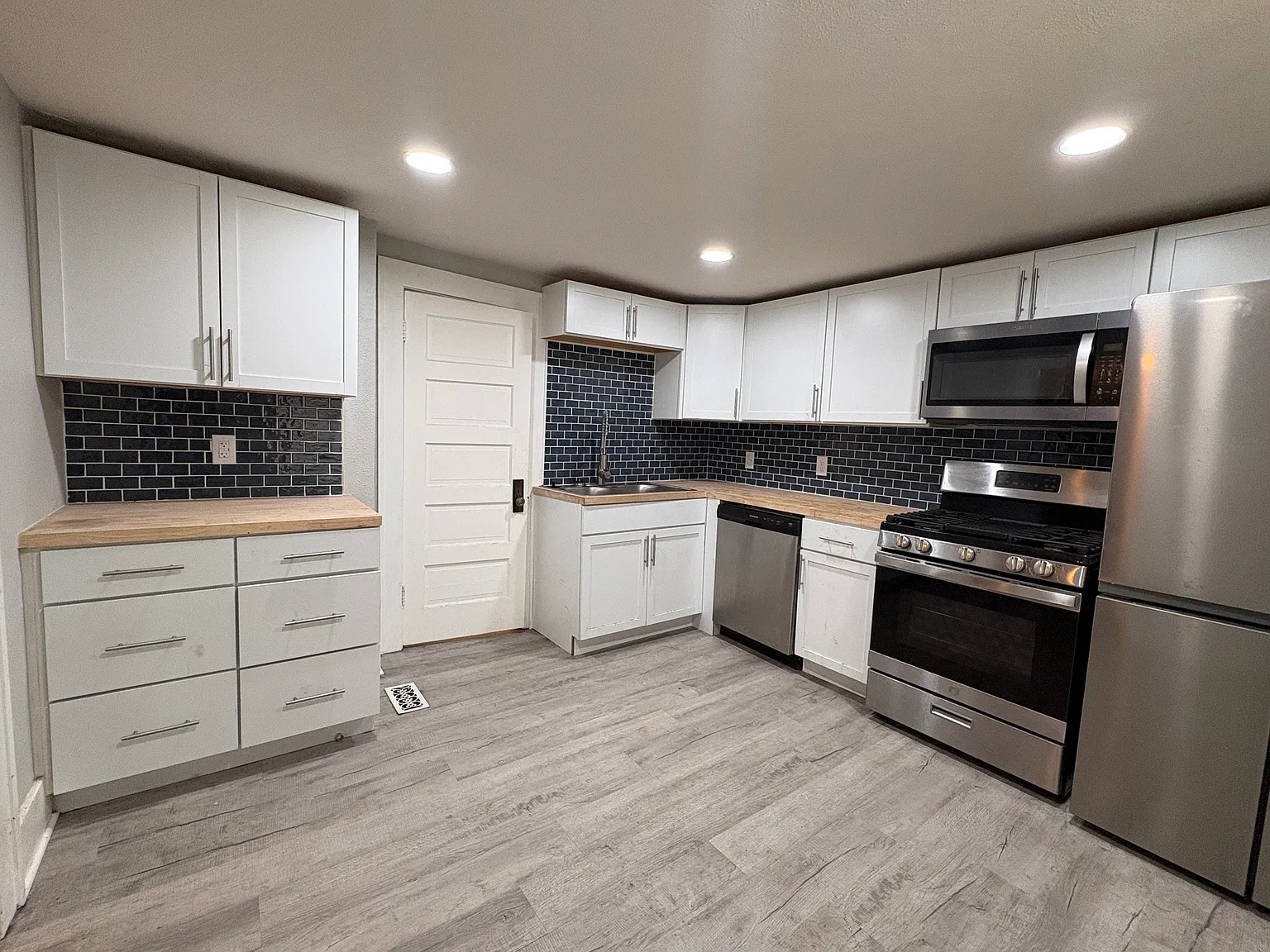 Studio, 350 sqft, $599 — Photo 1