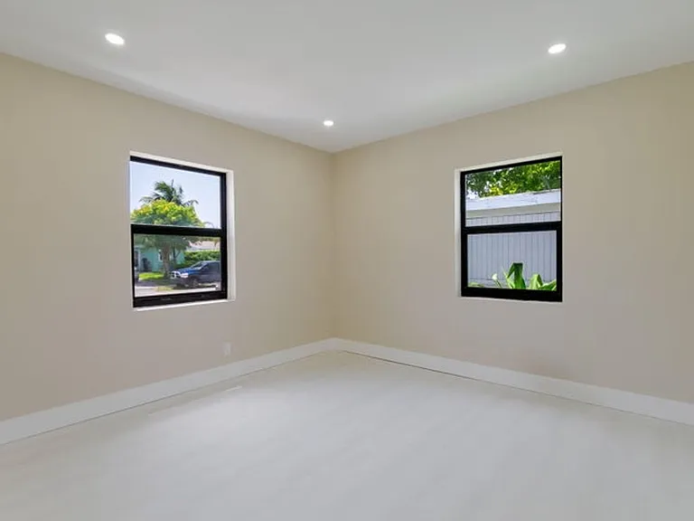 5409 NE 4th Ave — Photo 13