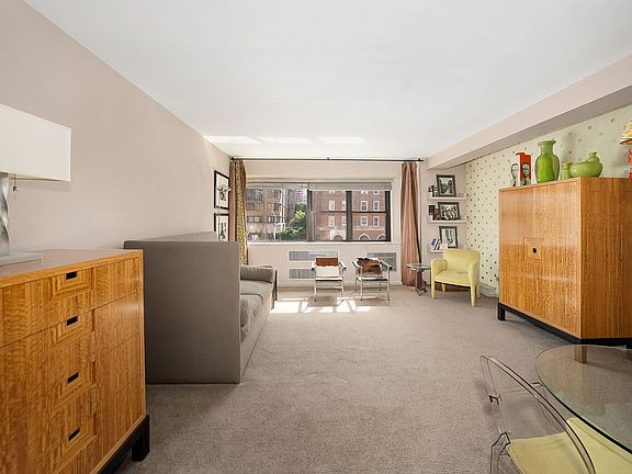 2nd image of 165 E 72nd St APT 3E