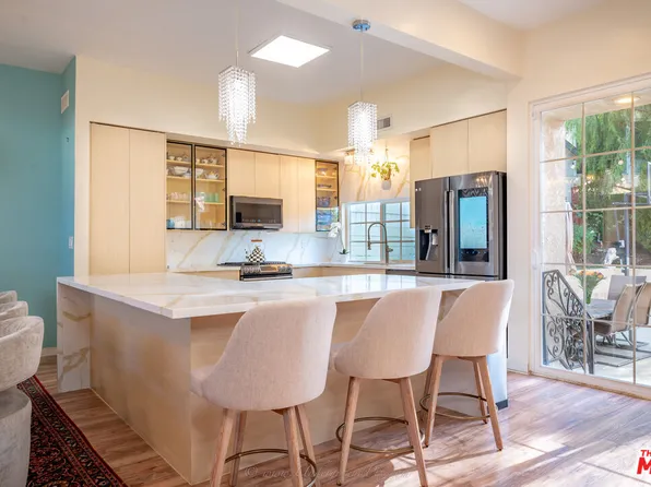 21832 Lopez St, Woodland Hills, CA 91364