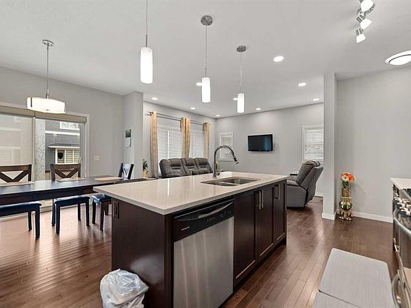 3rd image of 188 E Savanna Grv NE