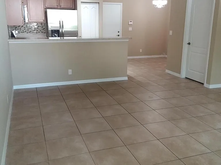 2410 SE Union Park Dr — Photo 3
