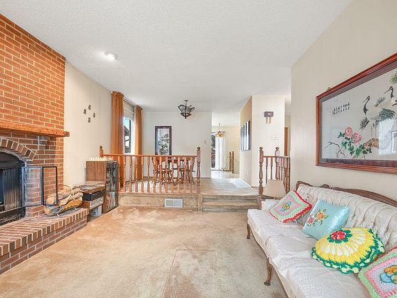5th image of 35 Hammond Cres #Red