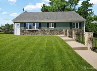 2 Kendall Dr, Parlin, NJ 08859