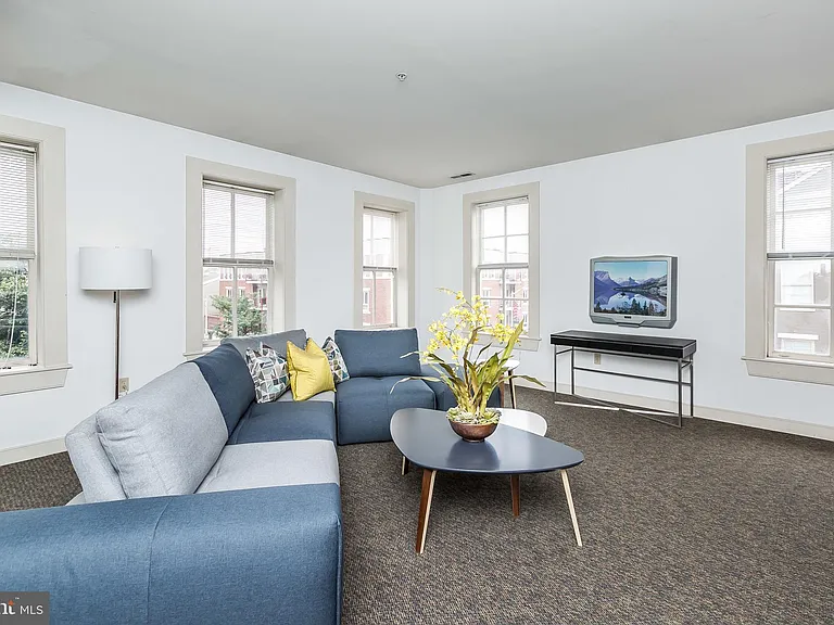 2 W Henrietta St #B — Photo 3