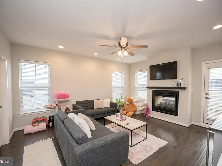 42365 Zebulon Sq — Photo 42