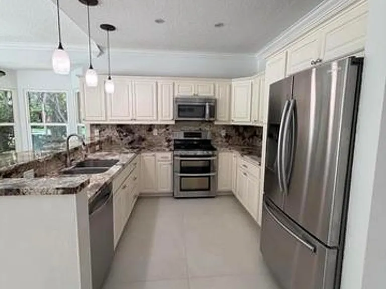 10114 Hunt Club Ln — Photo 2