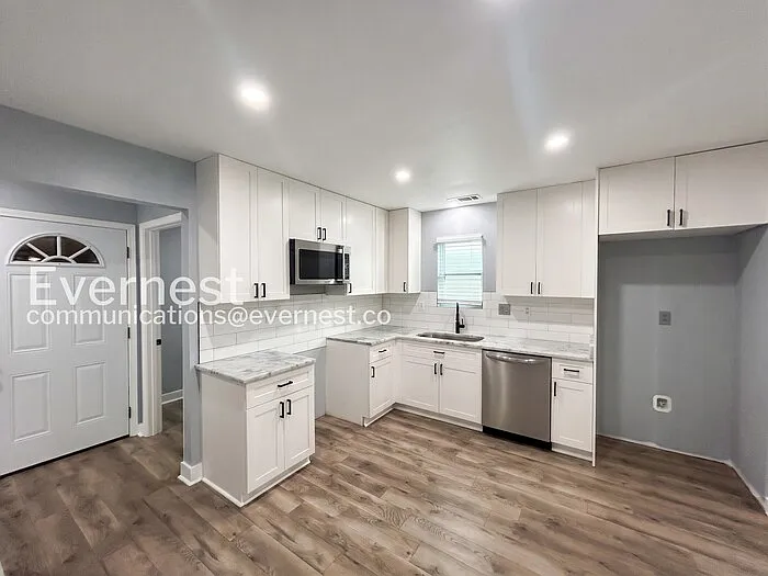 1621 Locust St — Photo 4