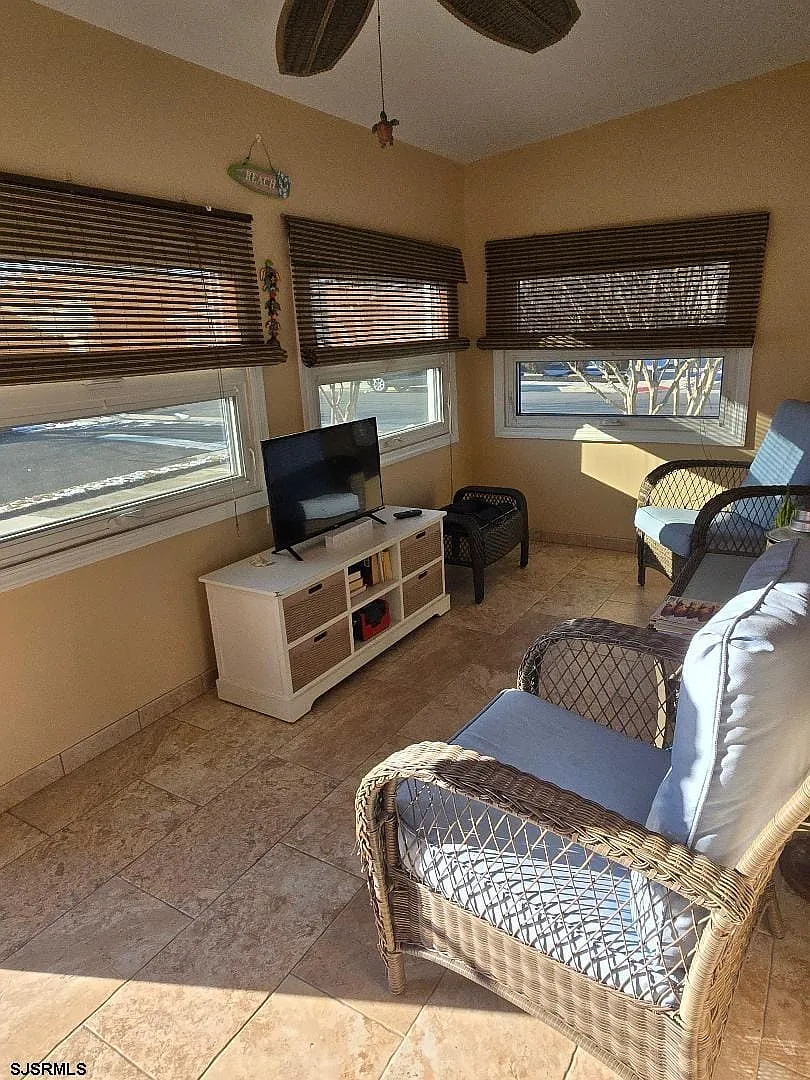 3 bed, 2.0 bath, $13,000 — Photo 3
