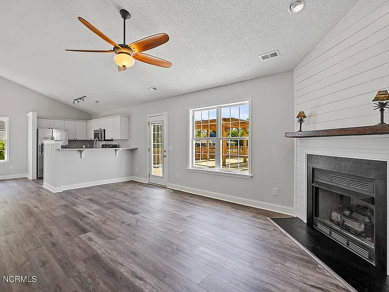 724 Hillside Dr — Photo 15