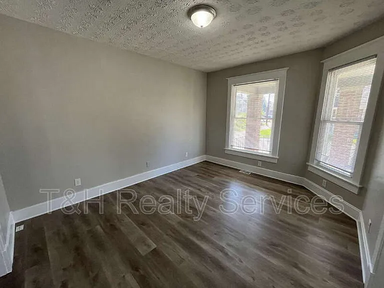 512 E 33rd St — Photo 18