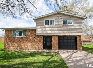 207 Daniel Pkwy, Washington, IL 61571