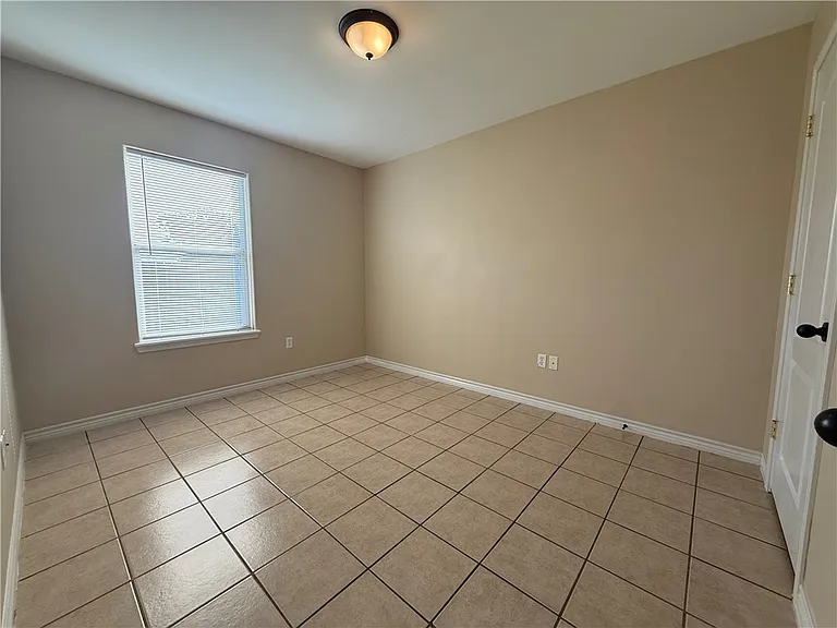 622 Webb St — Photo 12