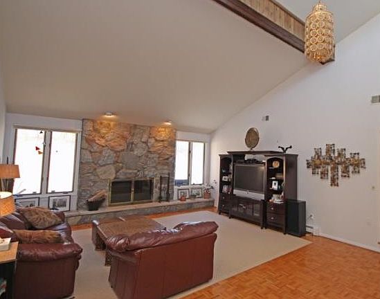 5th image of 102 Robin Hood Ln