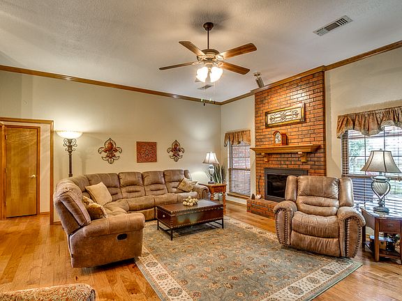 3rd image of 1204 SW 118th Pl