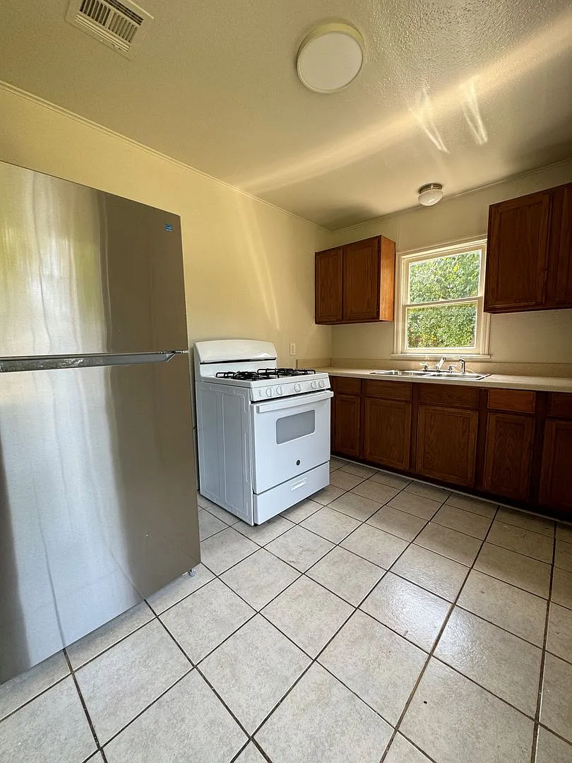 3 Bedroom Home in Del City with fresh paint & new carpet! — Photo 3
