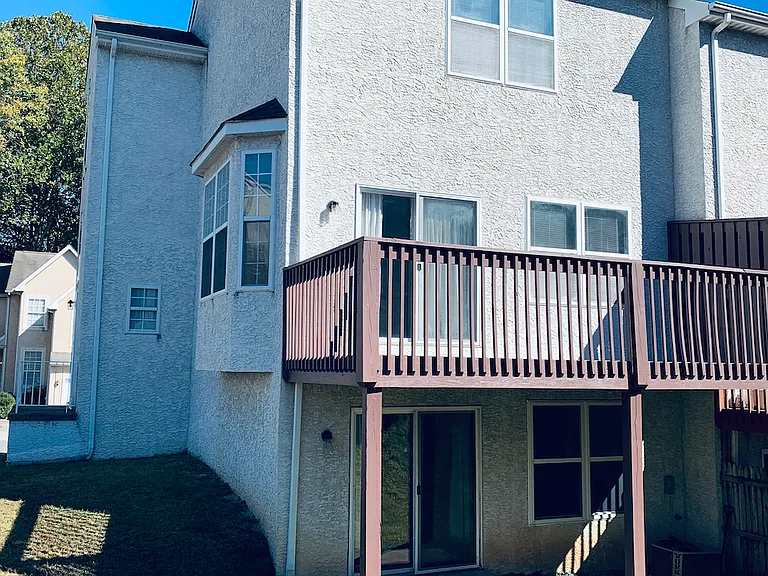 206 Thomas Ln S — Photo 2