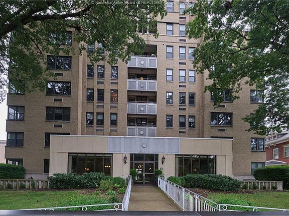 3rd image of 1108 Kanawha Blvd E APT 302