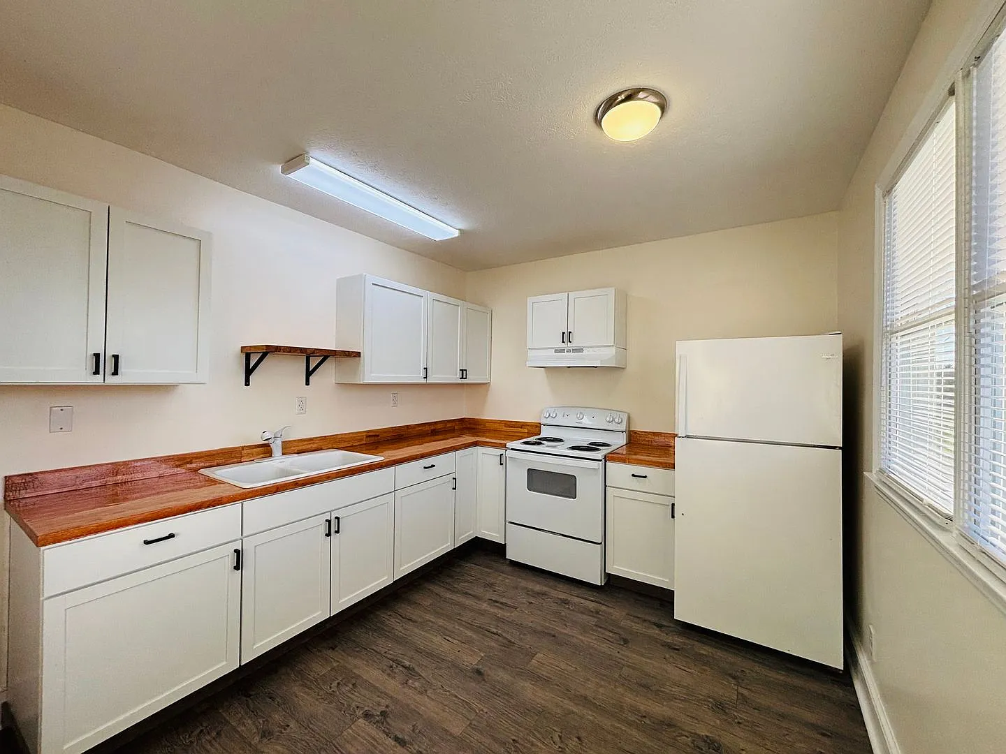 2 Bedroom, 1 Bath Duplex — Photo 4