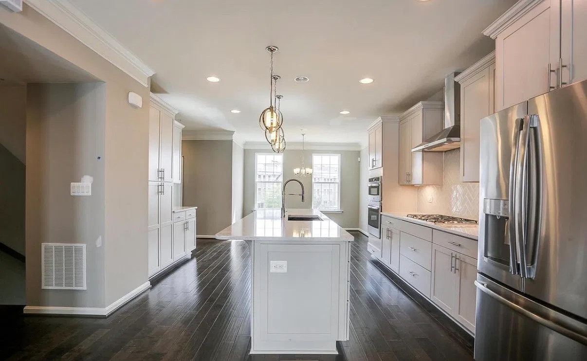 4 bed, 2700 sqft, $5,200 — Photo 1