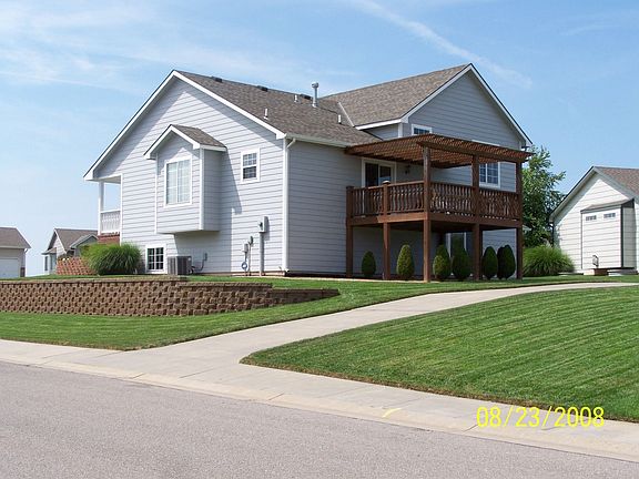 Back of home w/ 2nd driveway to tandem garage