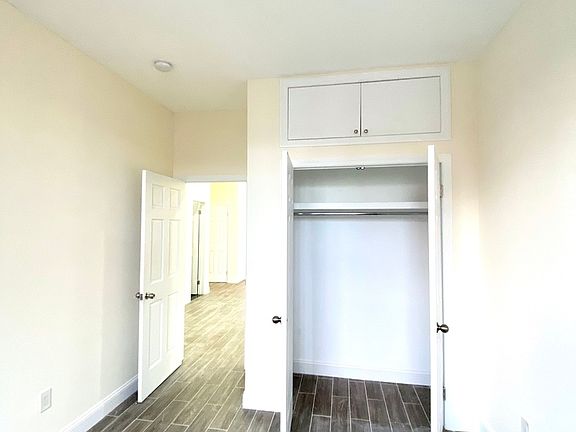 4th image of 910 Willoughby Ave #3R
