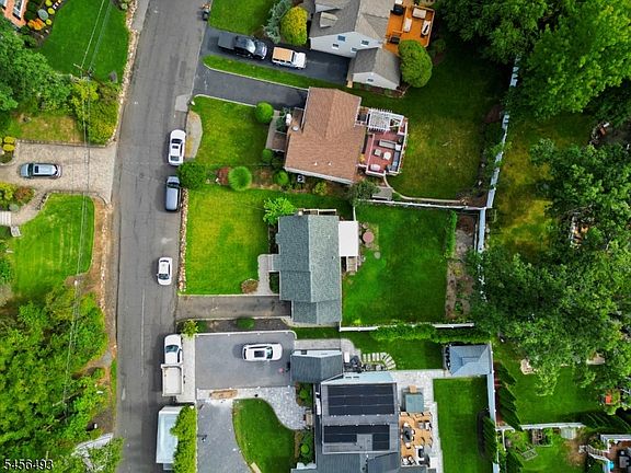 5th image of 18 Hillcrest Dr