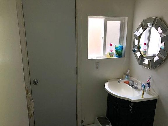 1st floor 1/2 bathroom