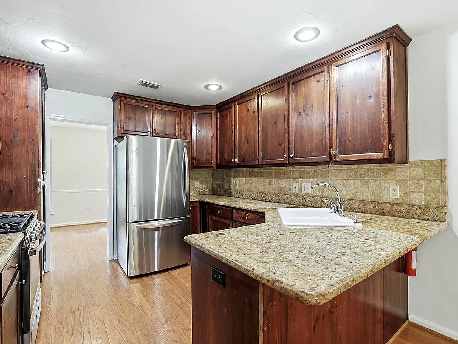 4 bed, 2113 sqft, $2,395 — Photo 3