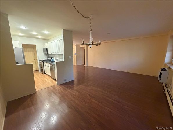 40 Stoner Avenue #1R, Great Neck, NY 11021