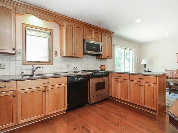 4th image of 676 Radford Dr