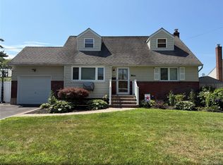 220 Boundary Ave, Massapequa, NY 11758