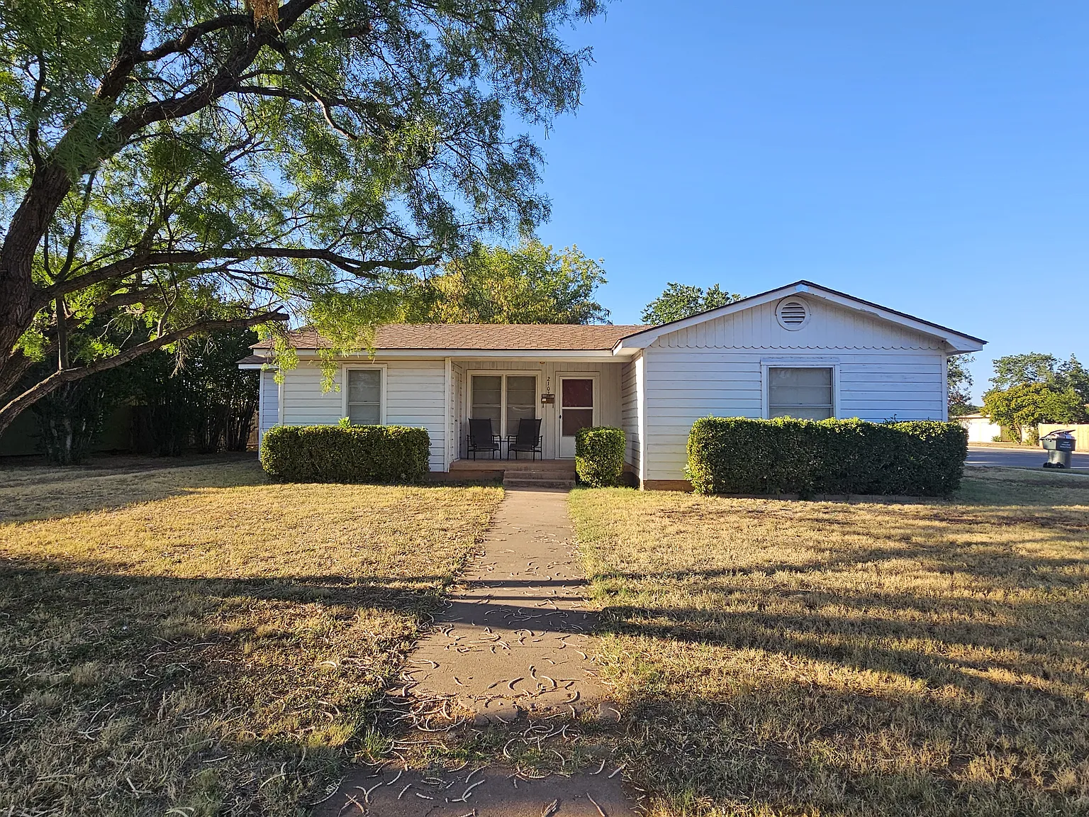 2 bed, 1.5 bath, 1350 sqft, $5,000 — Photo 1