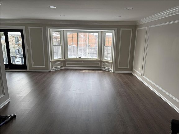 3rd image of 38527 Claremont Dr