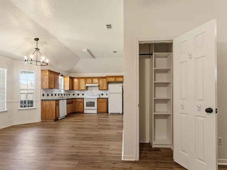 2304 Sandstone Dr — Photo 5