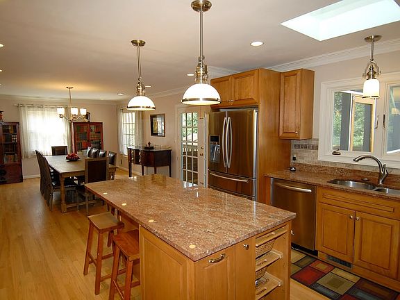 5th image of 926 Priscilla Ln