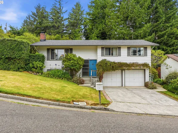 925 Oakway Dr, Coos Bay, OR 97420