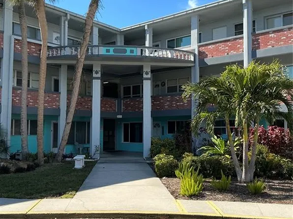 4300 58th St N APT 2000, Kenneth City, FL 33709