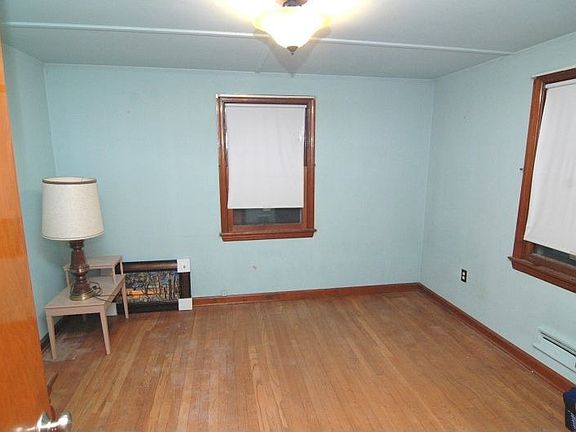 2nd bedroom also with hardwood