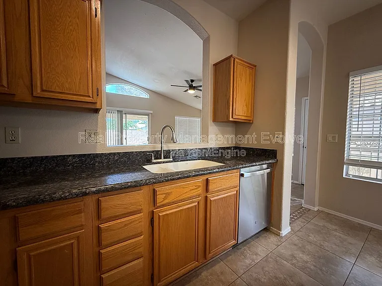 6814 W Louise Dr — Photo 9