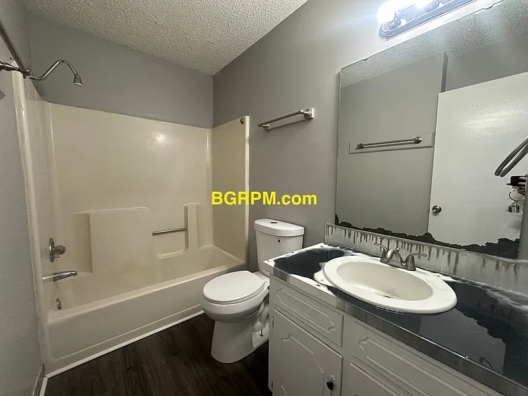 1099 W Elm St — Photo 27