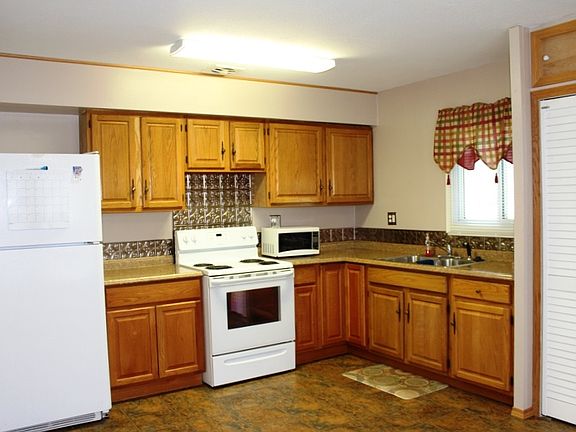 2nd image of 2704 Davis Dr