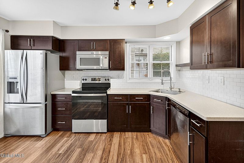 4th image of 62 Woodside Drive