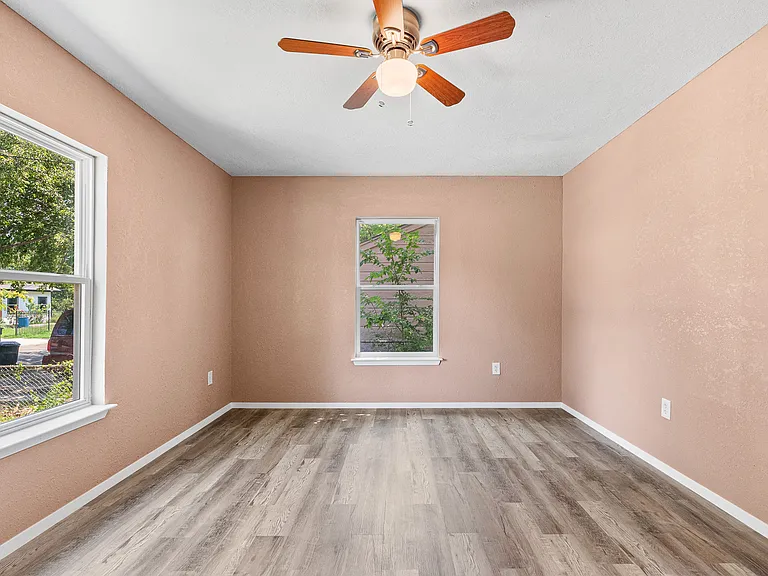 906 Attas Ave — Photo 8