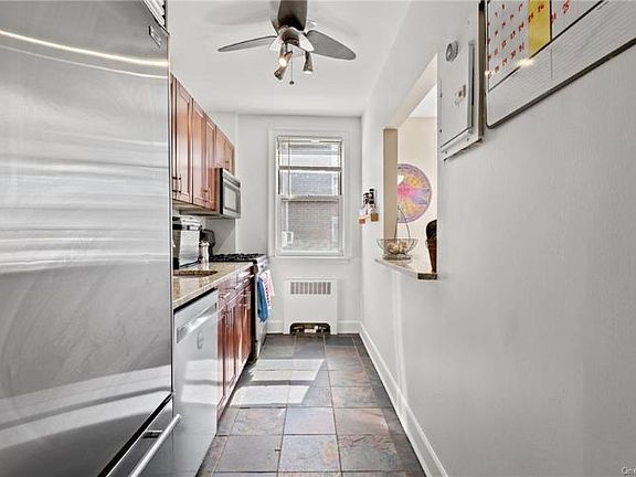 3rd image of 10 Bryant Cres APT 1M